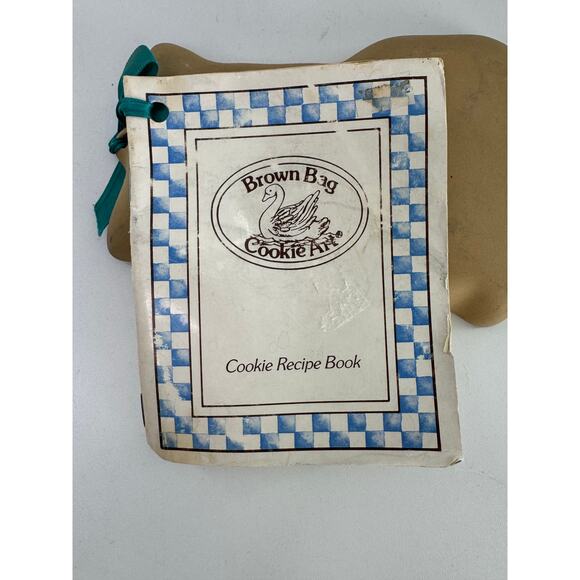 Brown Bag Cookie Art Stoneware Mold 1983 Sitting Cat Retired W/ Recipe Booklet - Picture 4 of 7